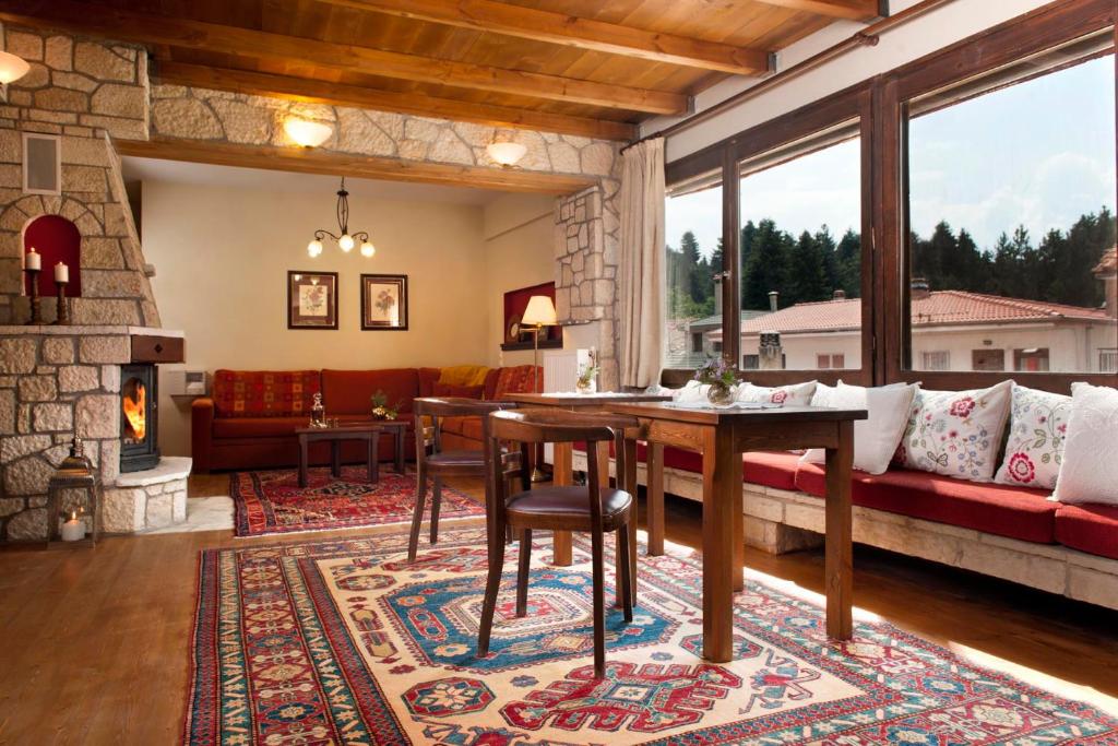 埃拉蒂特里卡隆弗莱特扎托公寓式酒店的客厅配有桌子和壁炉