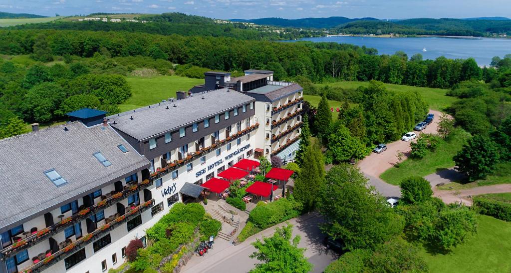 伯森艾科豪森维克多的魏因加特纳博斯塔尔酒店的享有度假村的空中景致,设有一座大型建筑