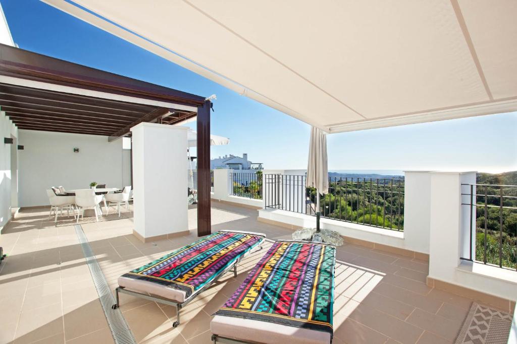 米哈斯科斯塔弗洛里斯塔迈雷纳公寓的客房设有阳台,地板上铺有地毯。