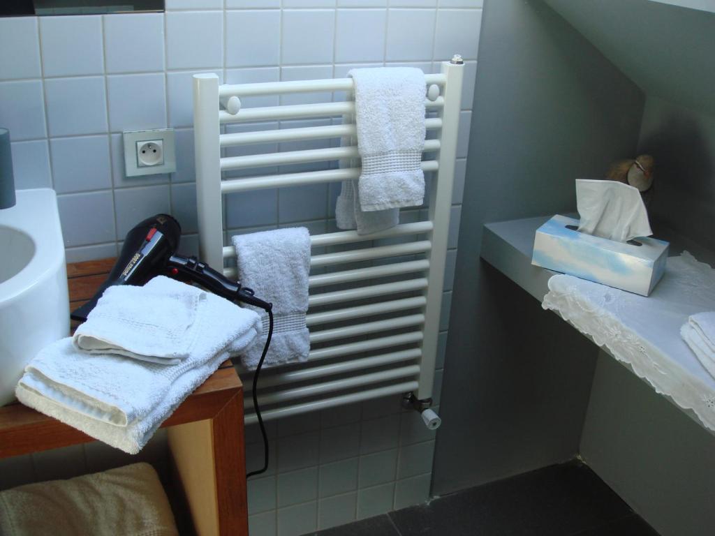 圣马洛安杰勒斯豪宅住宿加早餐酒店的浴室提供白色毛巾和水槽。