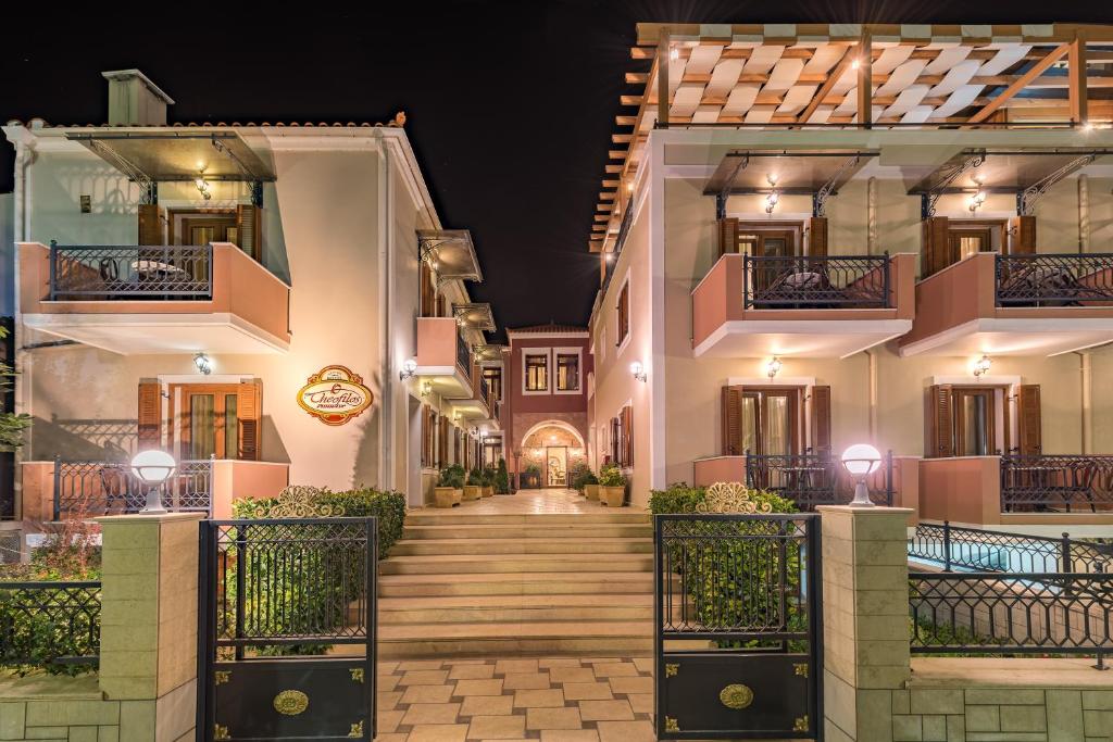 米蒂利尼赛欧菲洛斯乐园精品酒店的享有房子的景色,晚上有楼梯