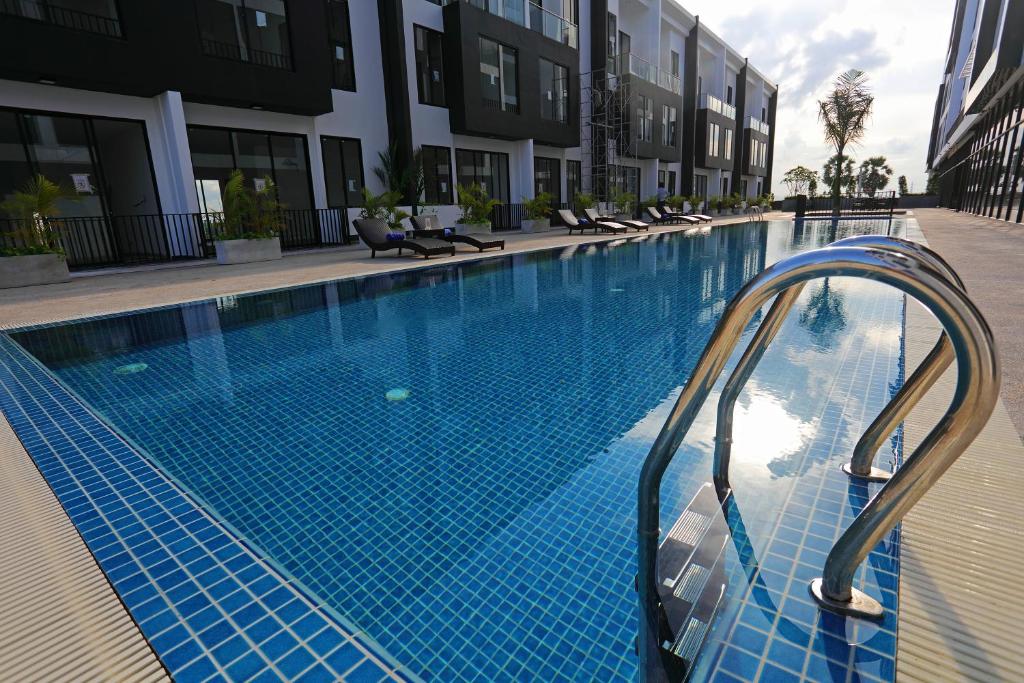 金边生态花园公寓式酒店的一座大型游泳池,