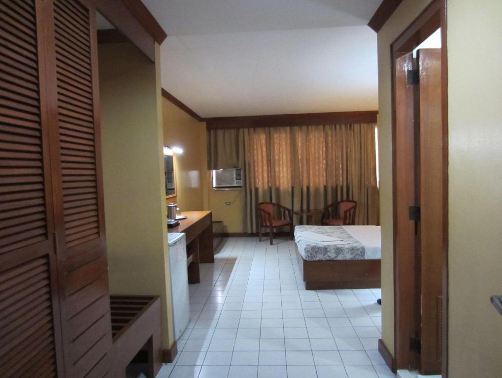 马尼拉索利恩特酒店的配有一张床和一张书桌的酒店客房