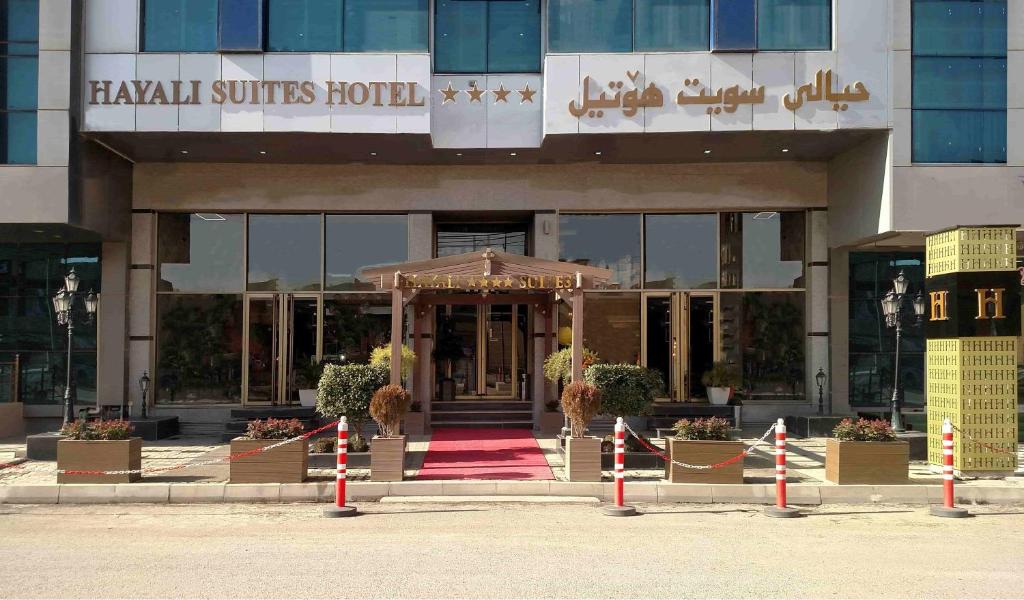 埃尔比勒Hayali Suites Hotel的大楼,前门进入酒店