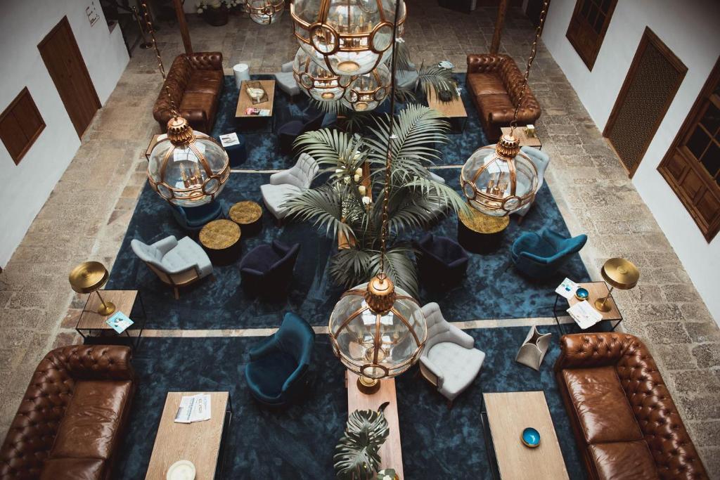 拉拉古纳拉古纳大酒店的餐厅餐桌的顶部景色