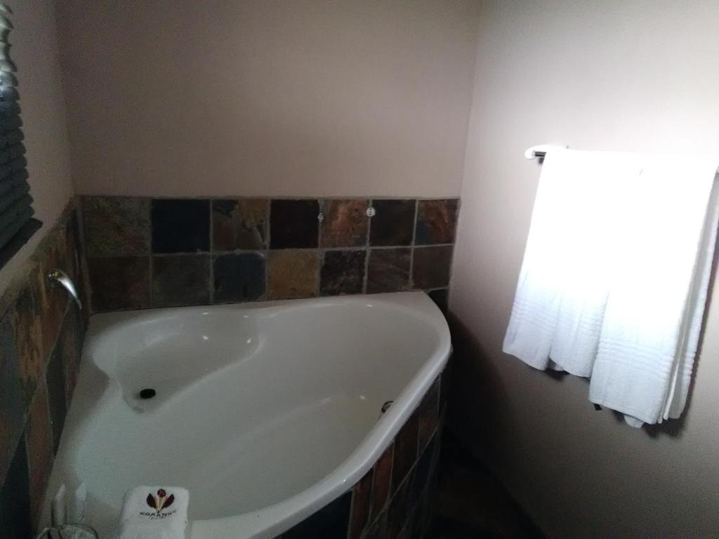 白河诺玛妮妮山林小屋的带窗户的浴室内的白色浴缸