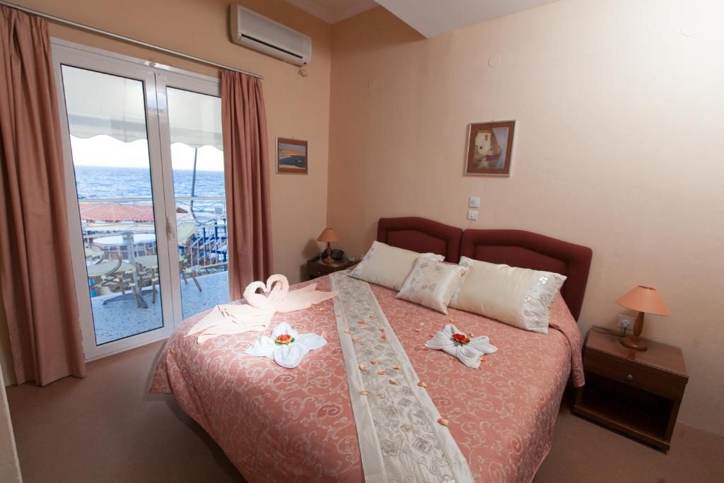 阿吉亚玛丽娜Acqua Marina - Άκουα Μαρίνα的一间卧室配有一张床,上面有两条毛巾
