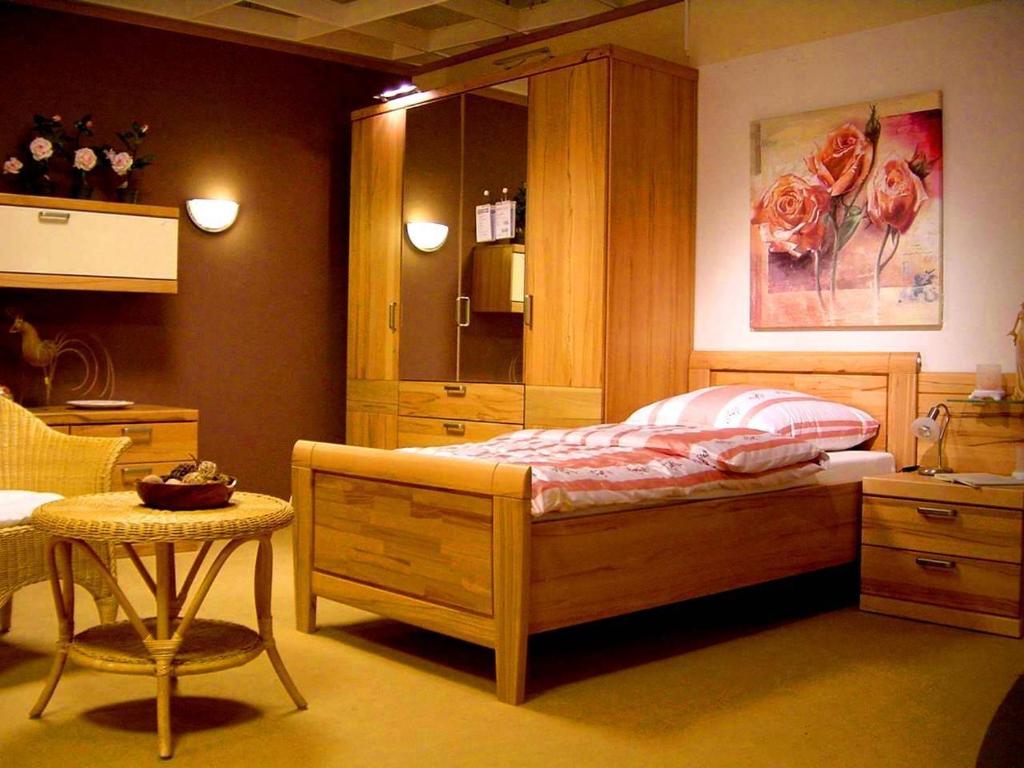 布伦瑞克夫斯特豪斯公寓酒店的一间卧室配有一张带橱柜和桌子的床