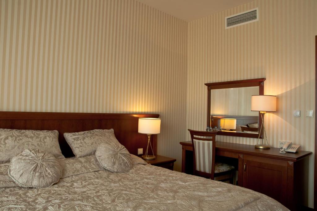 德沃尔克莱索围酒店客房内的一张或多张床位
