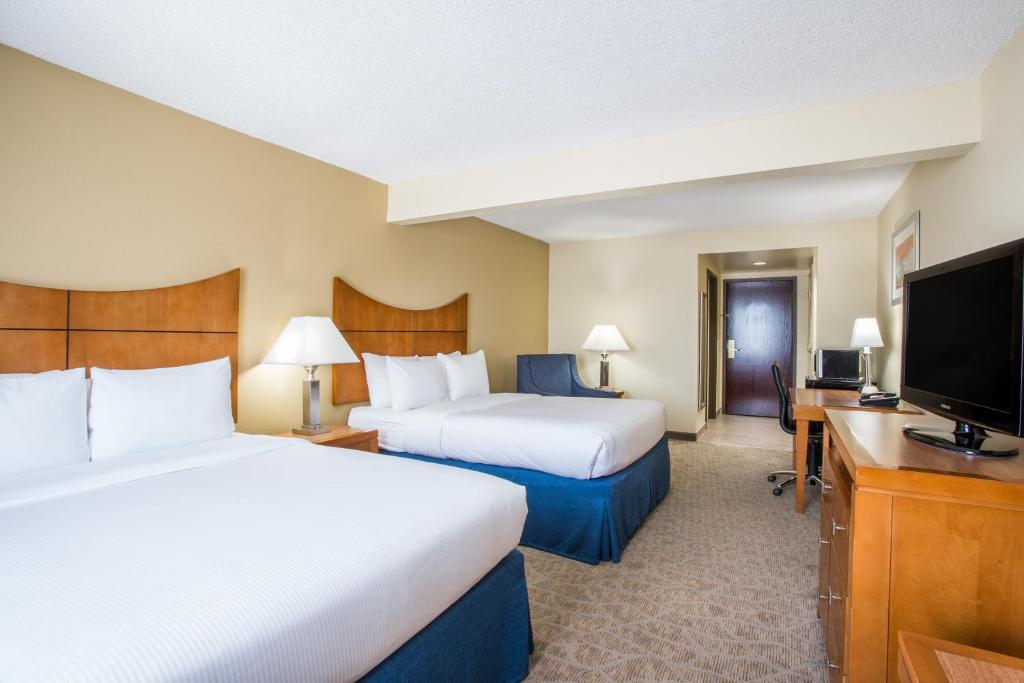 奥兰多环球影城及会展中心温盖特温德姆酒店的酒店客房设有两张床和一台平面电视。