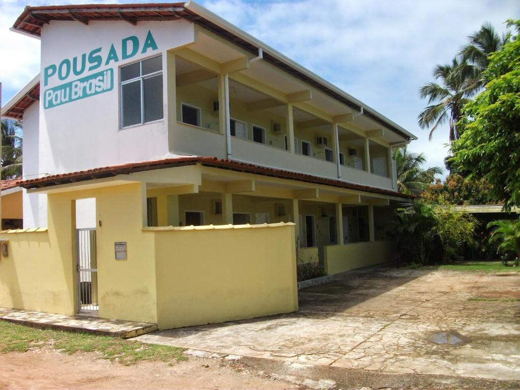 科曼达图巴岛Pousada Pau Brasil的一座酒店名称的建筑
