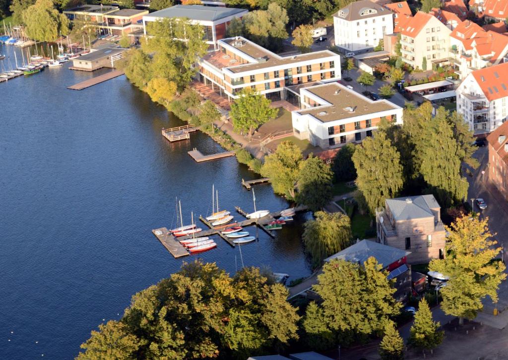 拉策堡拉策堡湖青年旅馆的海港的空中景色,水中有船只