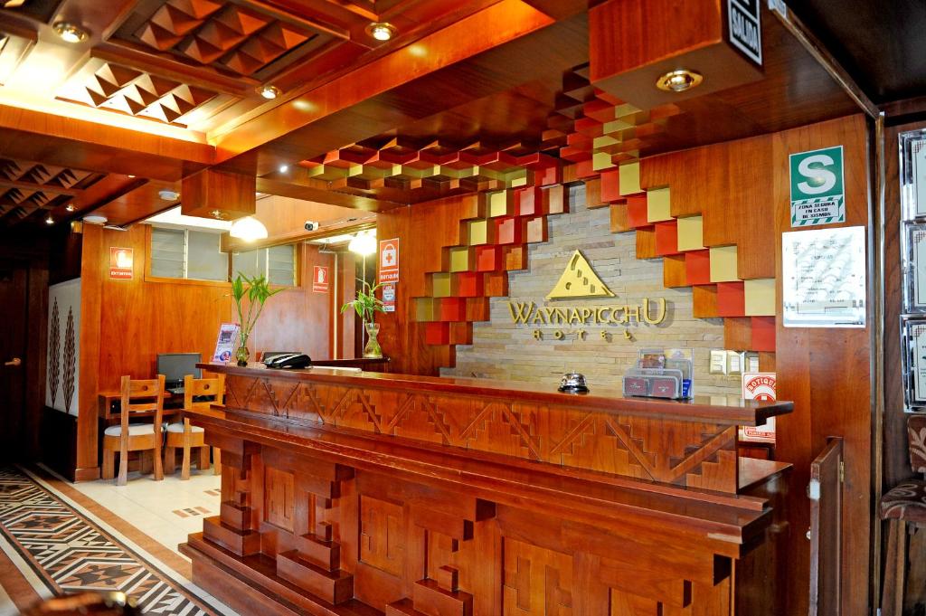 库斯科Hotel Waynapicchu的餐厅里酒吧的五彩缤纷的墙壁