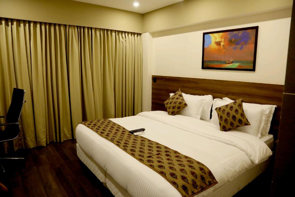 孟买Hotel Mumbai House Andheri East, Mumbai的一间酒店客房,房内配有一张大床