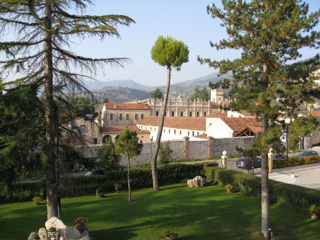帕杜拉Hotel Certosa的享有树木公园和建筑的景色