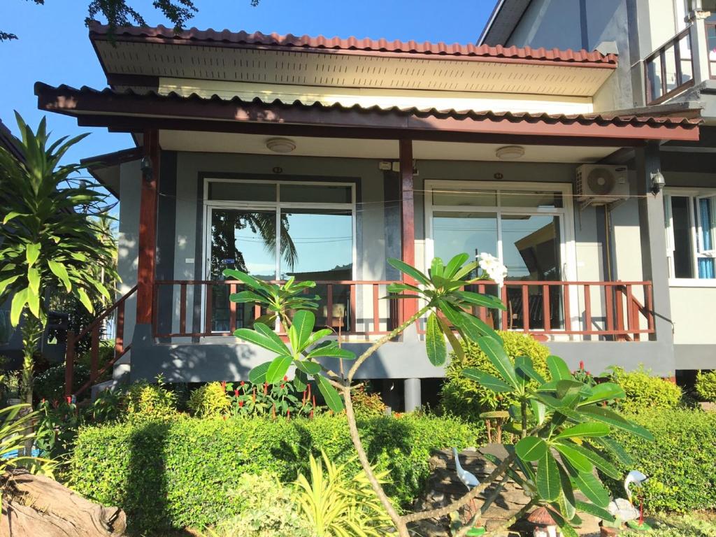 高兰桑纳塔度假屋的带阳台和棕榈树的房子
