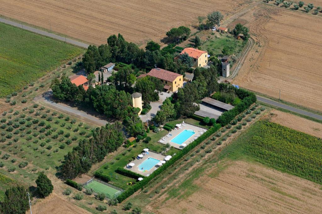 瓦达Agriturismo Le Pescine的享有庄园的空中景致,设有房屋和游泳池