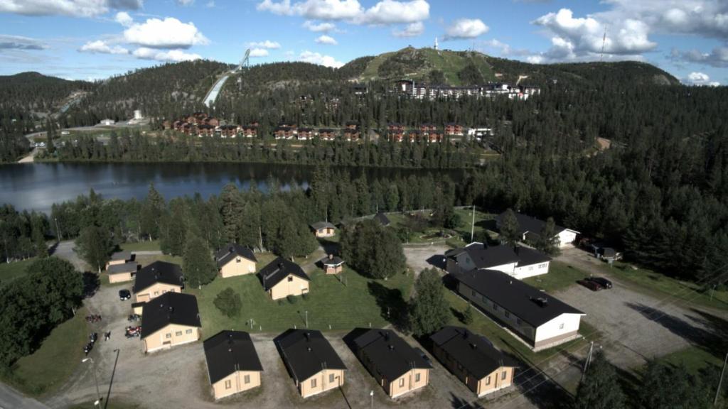 鲁卡Matkailumaja Heikkala Cottages的享有湖畔房屋的空中景致