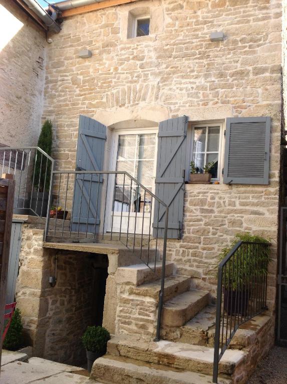 莫索特Gite le murger的石头房子,有楼梯通往门