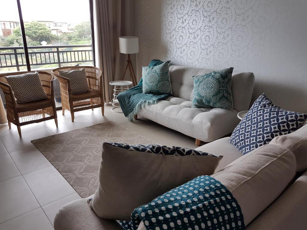 巴利托Zimbali Suites 507的一间带两张沙发的客厅和一个阳台