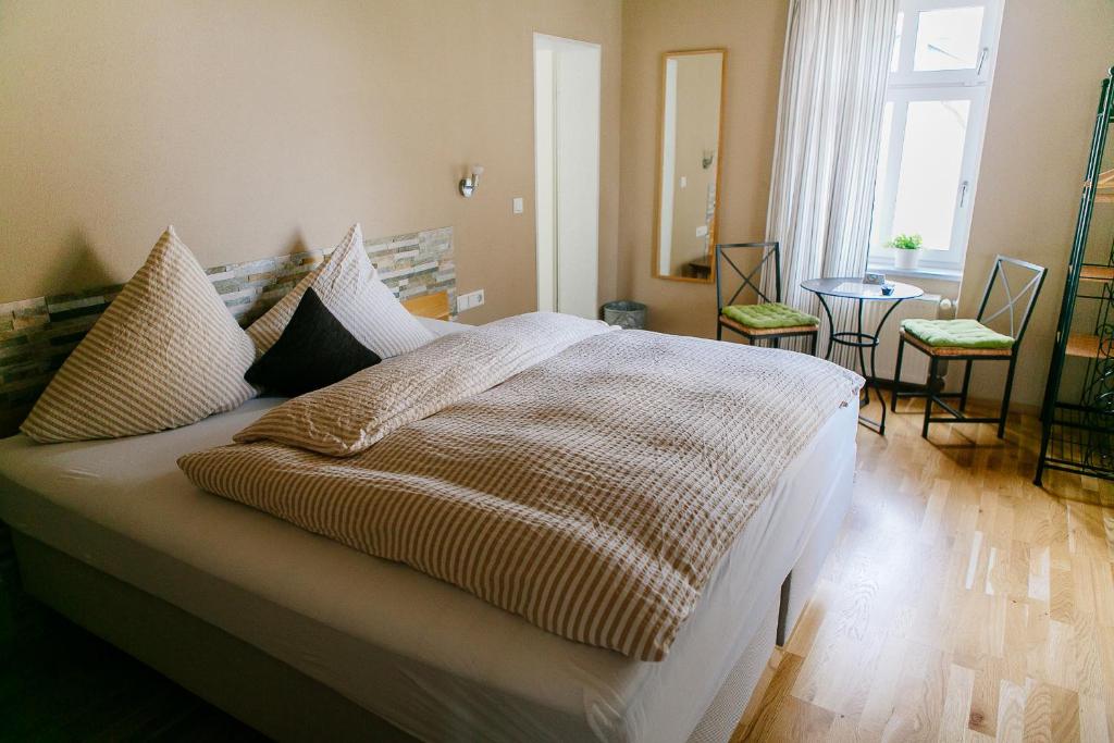 劳森豪森兰登机场酒店的一间卧室配有一张大床和枕头