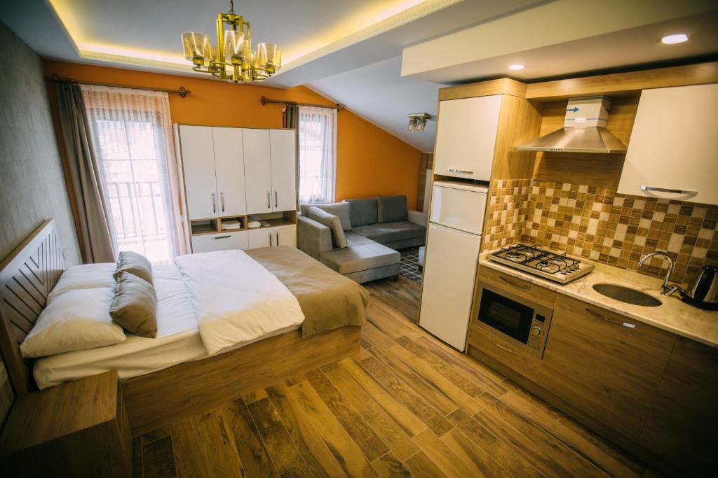 乌宗Nova Uzungöl的一间带大床的卧室和一间厨房
