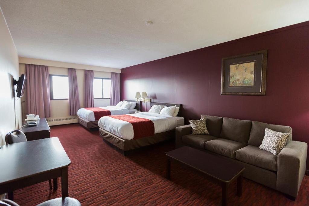 埃德蒙顿阿盖尔广场酒店 的酒店客房,设有两张床和一张沙发