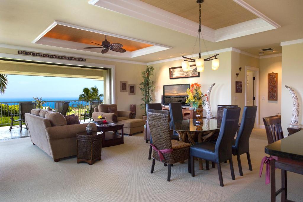 哈普那海滩Wai'ula'ula D201的客厅配有桌椅和沙发