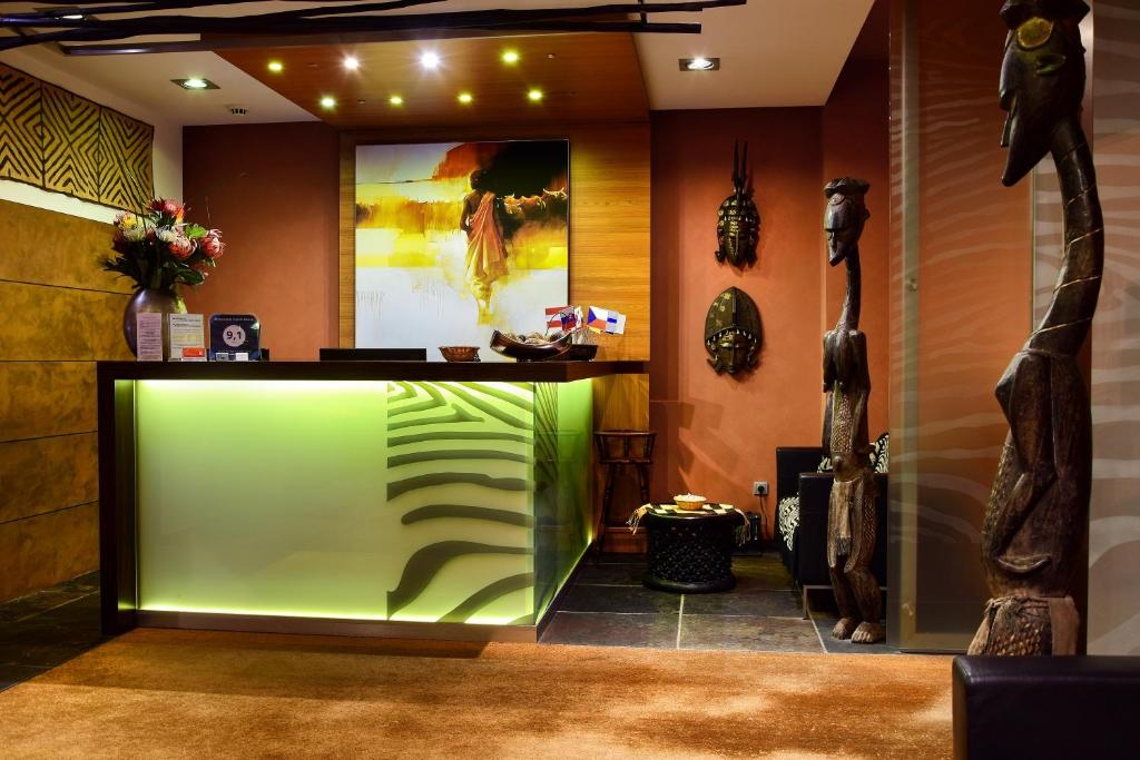 弗里代克-米斯泰克菲伊德米斯泰克非洲酒店的大厅,在房间内有一个绿色的柜台