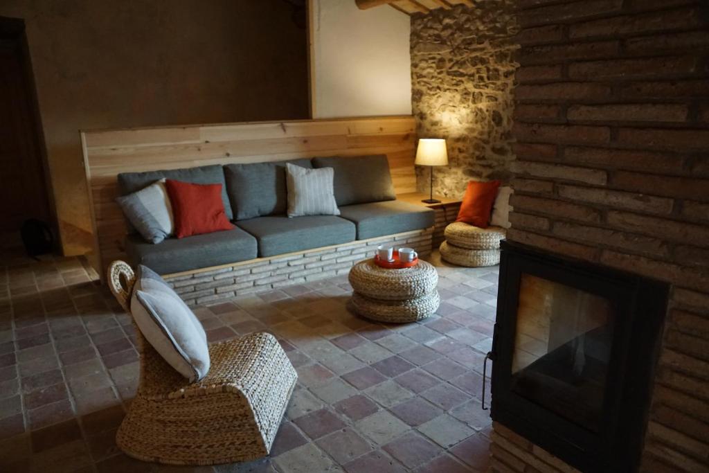 PerafitaMas Roca Del Mill的带沙发和壁炉的客厅