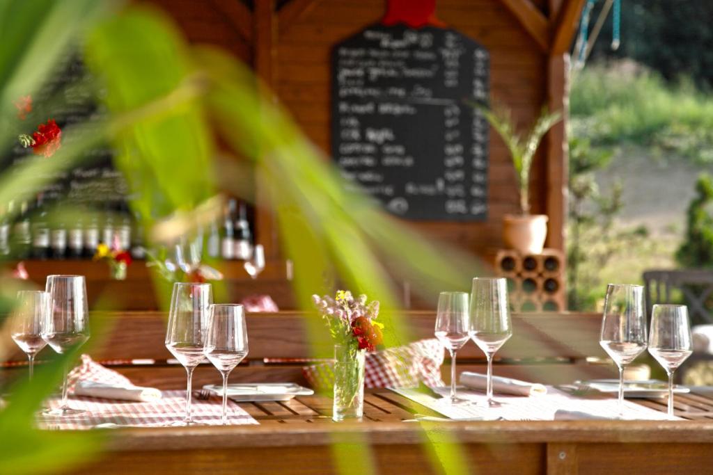 玛丽亚温泉Villa Rozmaryn Gourmet & Wine的一张木桌,上面放有酒杯