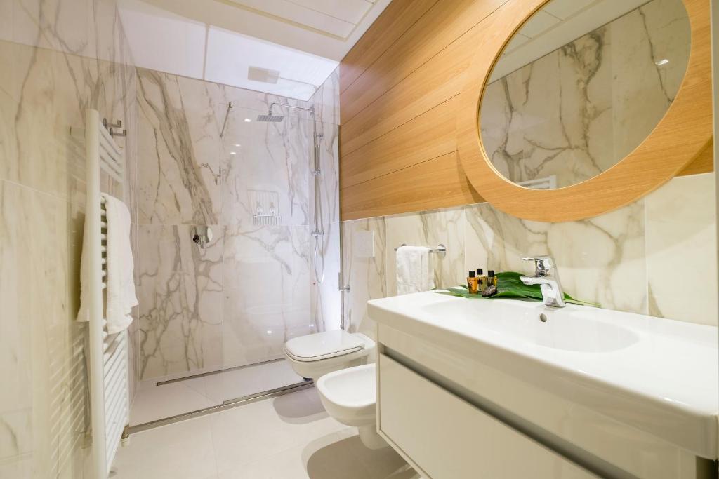 Metropol Ceccarini Suite - Luxury apartments的一间浴室