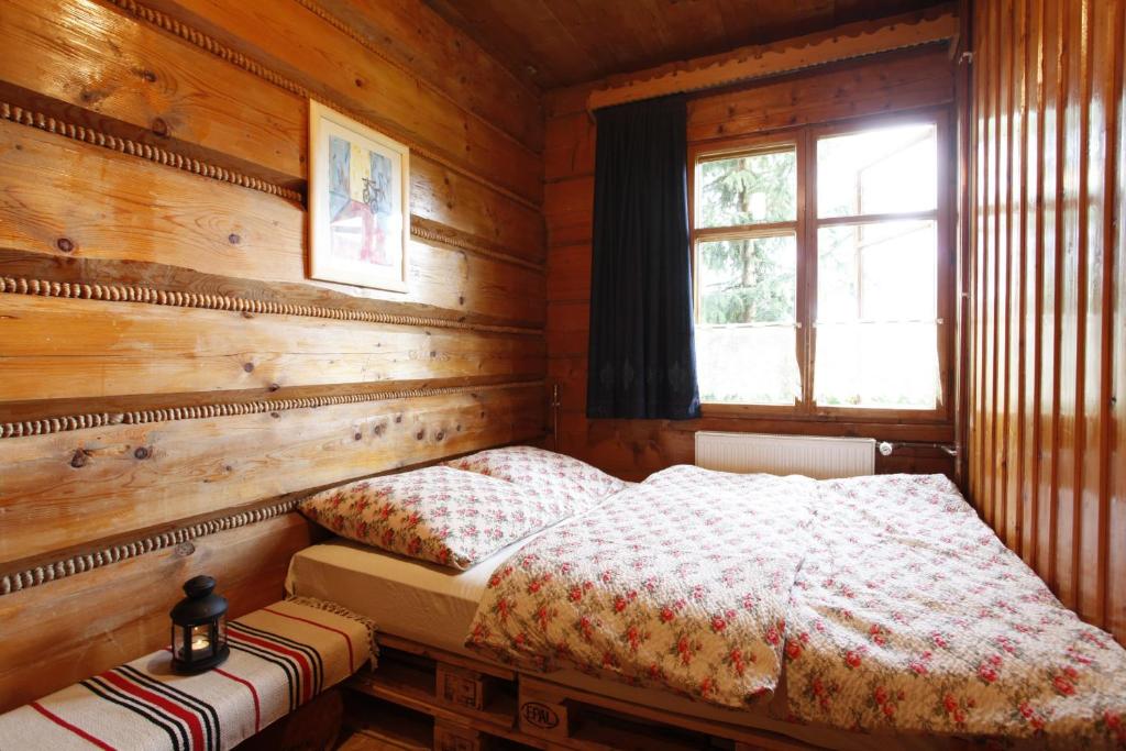 考斯赛力克Chata MTB的小木屋内一间卧室,配有两张床