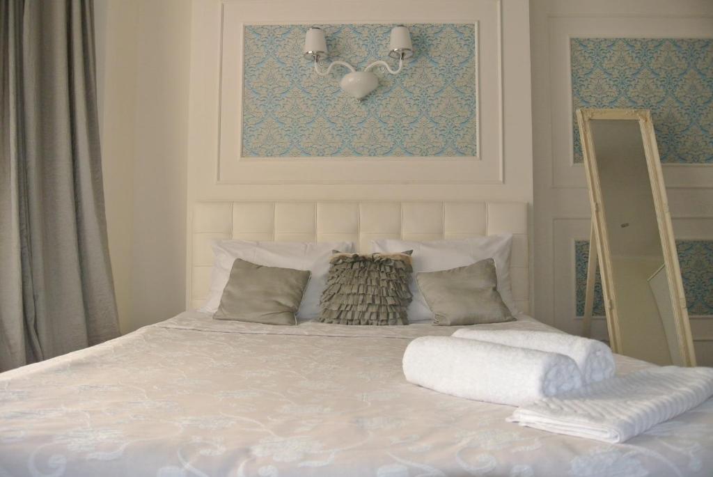 基辅Mini Hotel on Poznyaky的一张带两个枕头的床和一张墙上的照片