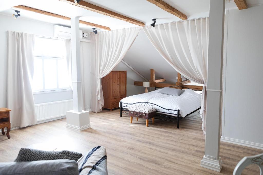萨翁林纳Cafe-Restaurant & Hotel Saima的一间卧室设有一张床和一个窗口