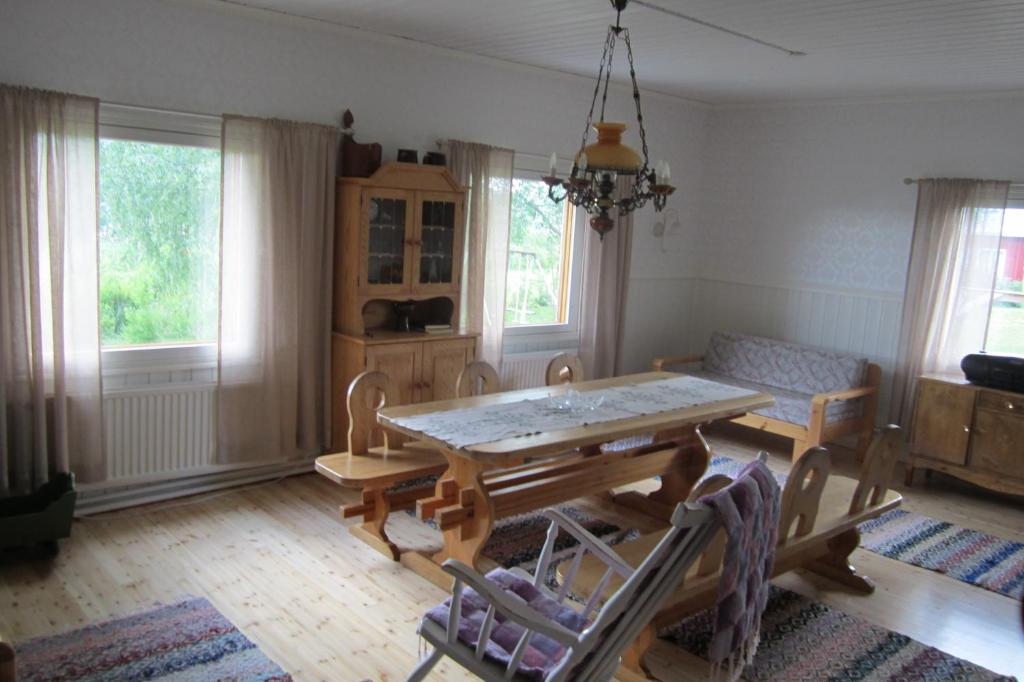HeikkiläErvastin Lomat的一间带桌子和沙发的用餐室