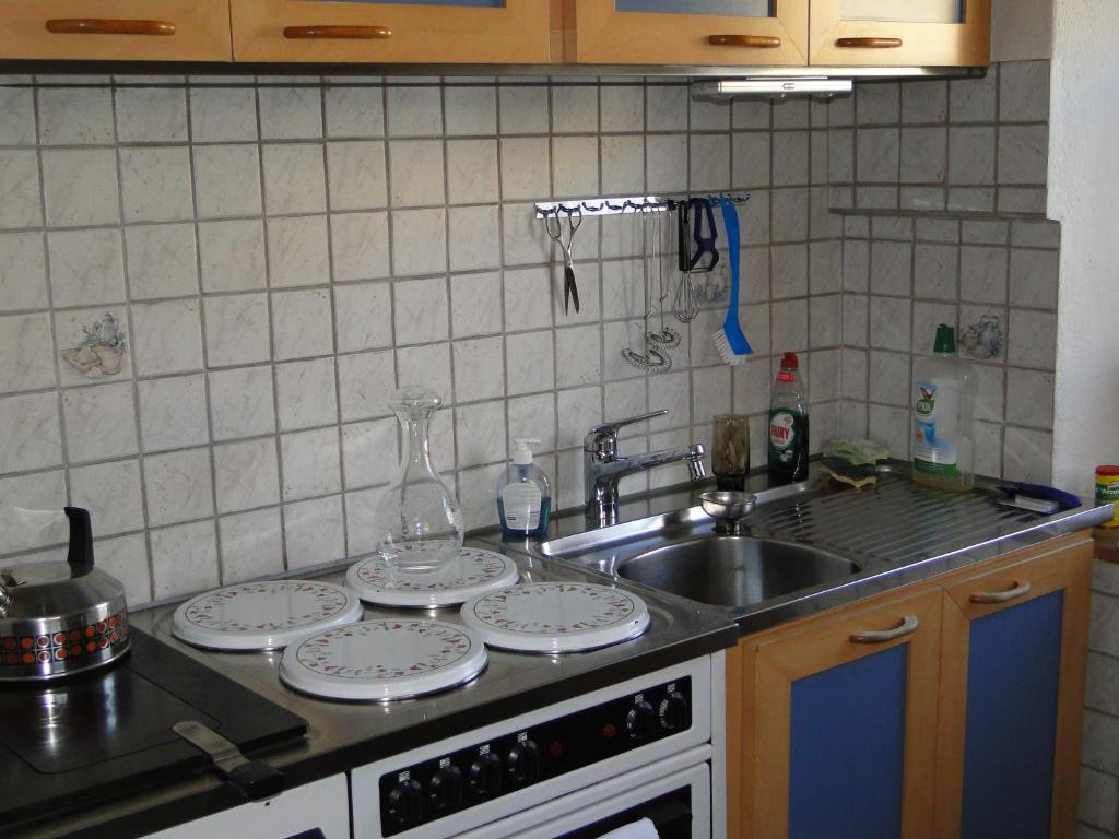 布赖尔Casa Letizia的一个带三盘和水槽的厨房台