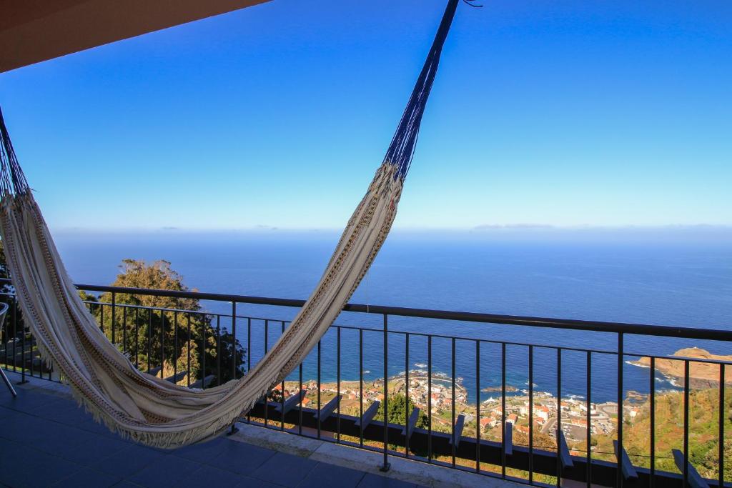 莫尼兹港Paradise Ocean View by AnaLodges的俯瞰大海的阳台的吊床