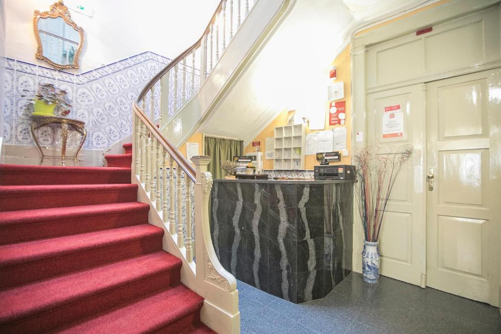 波尔图威尼斯酒店的楼梯,位于一栋铺有红地毯的建筑中,设有一扇门