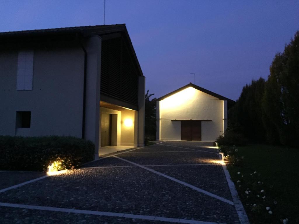 VeternigoCivico1A1的车道边有灯的房子