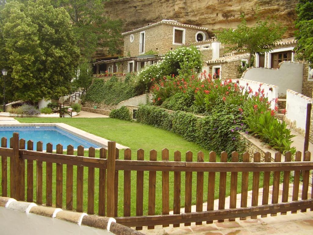 阿里亚特El Huertecillo的一座带围栏的房子和一座带游泳池的庭院