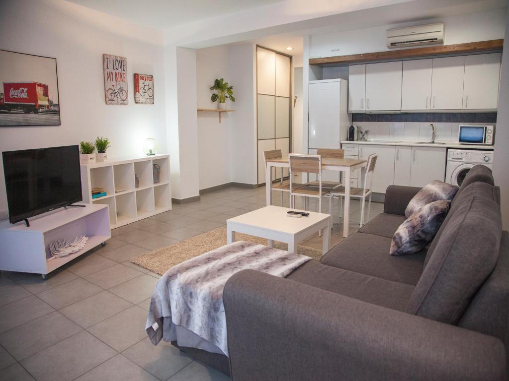 瓦伦西亚Flats Friends Tetuan的带沙发和桌子的客厅以及厨房。