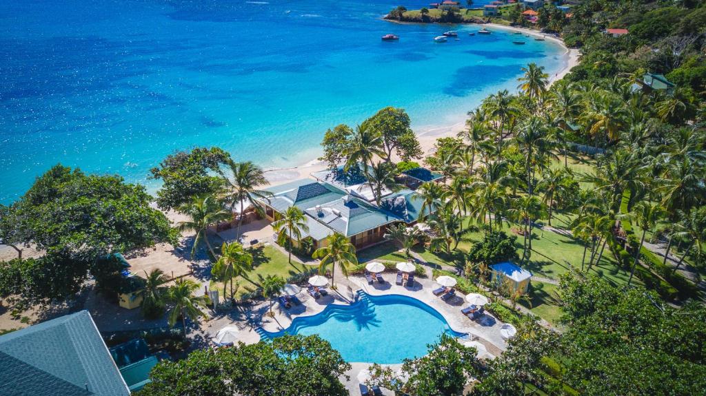 弗兰德希普Bequia Beach Hotel - Luxury Resort的享有度假胜地的空中景致,设有游泳池和海滩