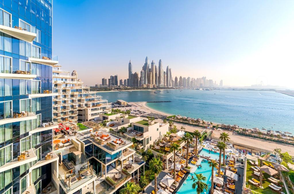迪拜迪拜朱美拉五棕榈度假酒店的享有城市和海滩的空中景致