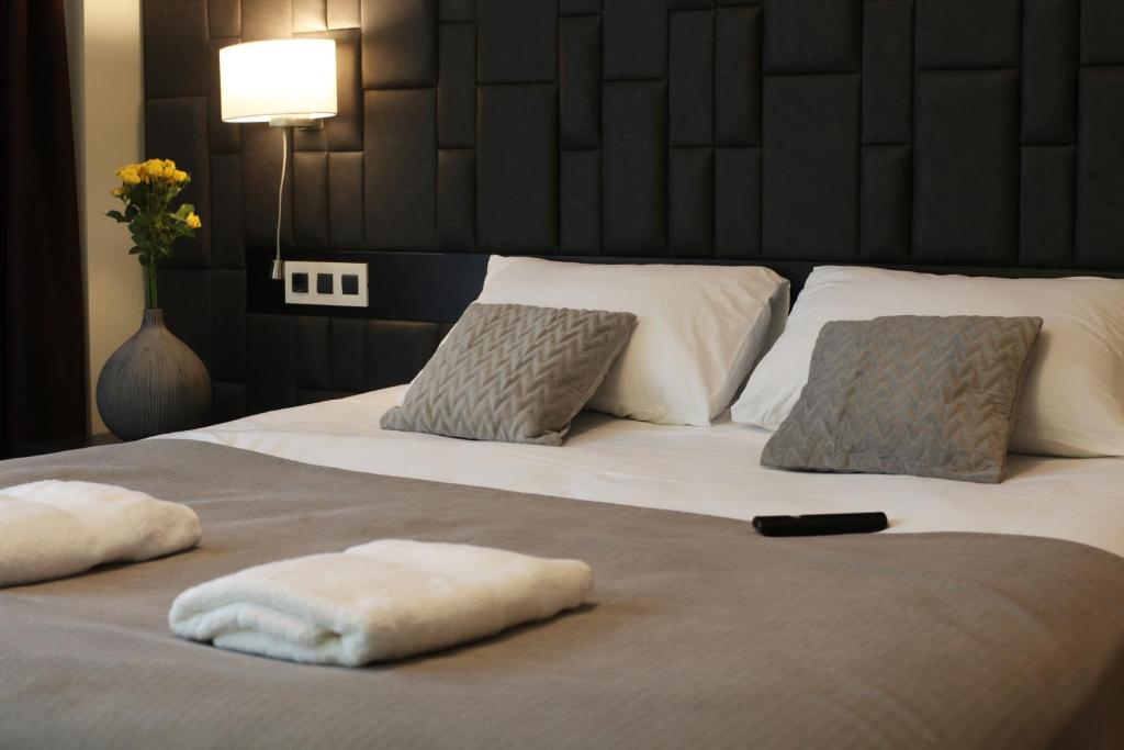 内格雷什蒂瓦什Hotel Orhideea的一张带两个枕头的大白色床