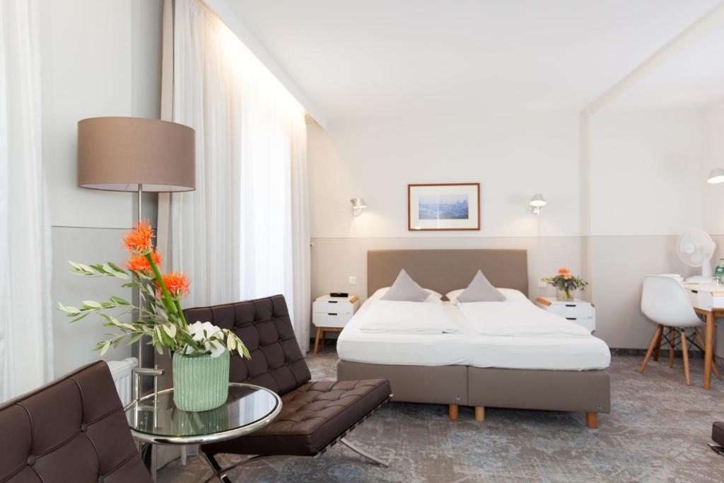 维尔茨堡弗拉兹卡内酒店的酒店客房配有一张床铺和一张桌子。