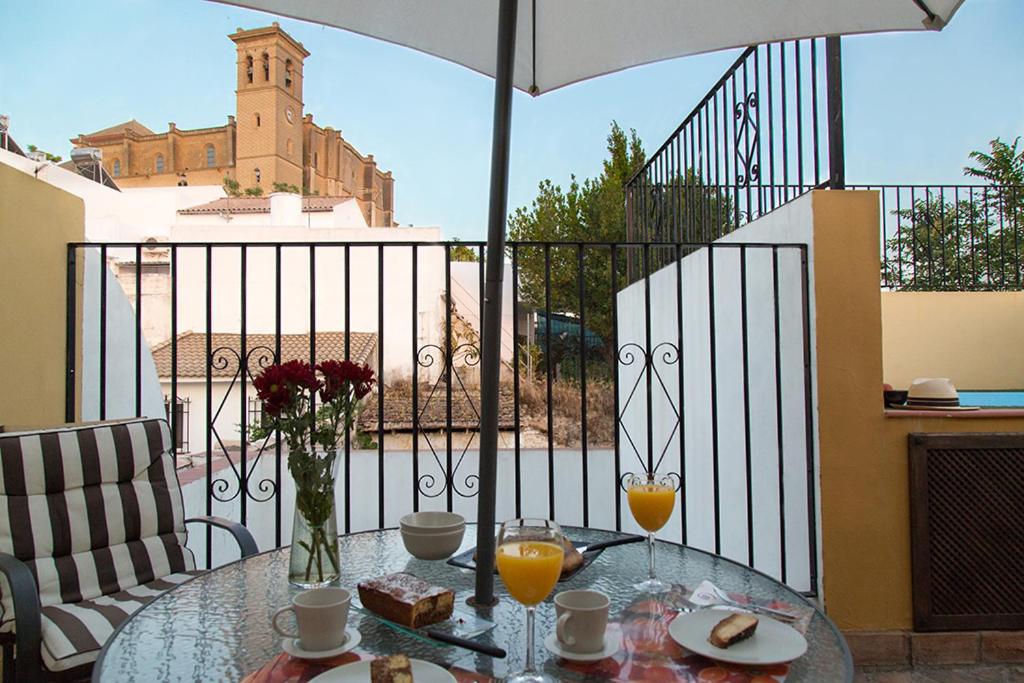 奥苏纳Casa Rural Migolla的阳台上的玻璃桌,配有食物和饮料
