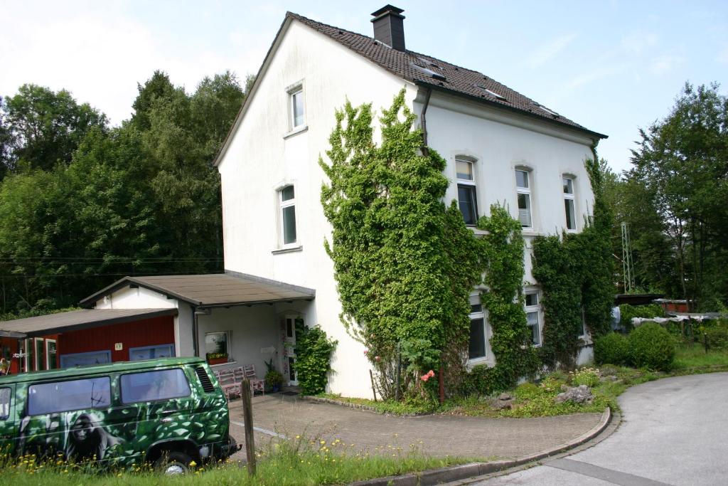 埃内佩塔尔Am Buchenberg的前面有一辆绿色吉普车的白色房子