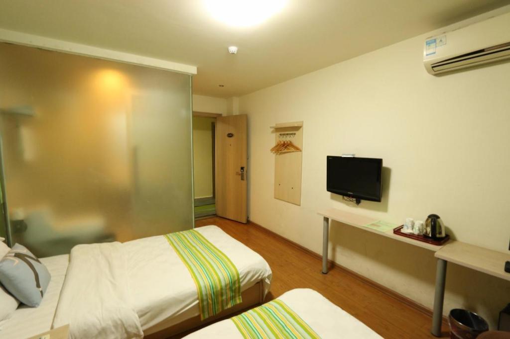 西安派酒店·西安碑林博物馆和平门店的酒店客房设有两张床和一台平面电视。
