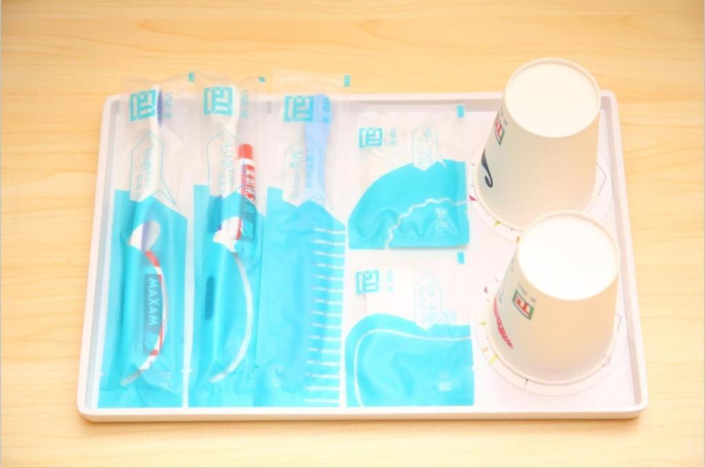 北京派酒店·北京牡丹园龙翔路店的包括牙刷和一瓶牙膏的托盘